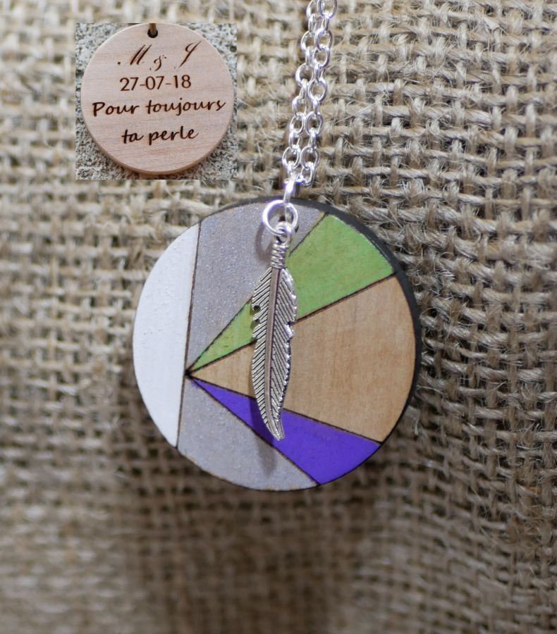 Houten hanger beschilderd in kleuren aan zilveren ketting, te personaliseren