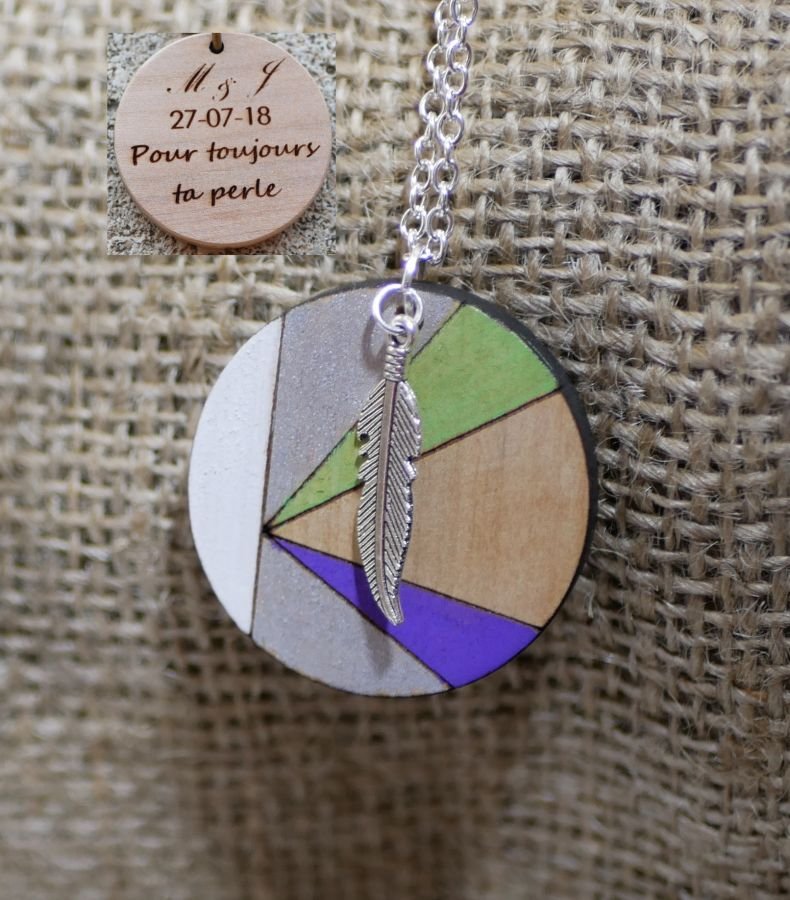 Houten hanger beschilderd in kleuren aan zilveren ketting, te personaliseren