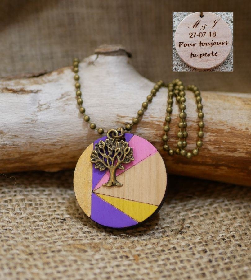 Houten hanger beschilderd in kleuren met bronzen bedeltje om te personaliseren