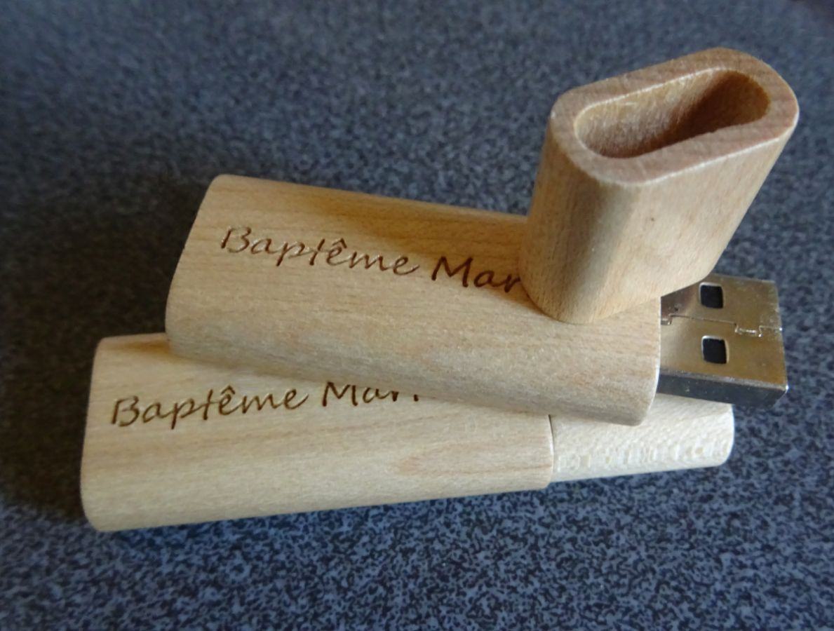 Kleine gegraveerde houten USB-sleutel om te personaliseren