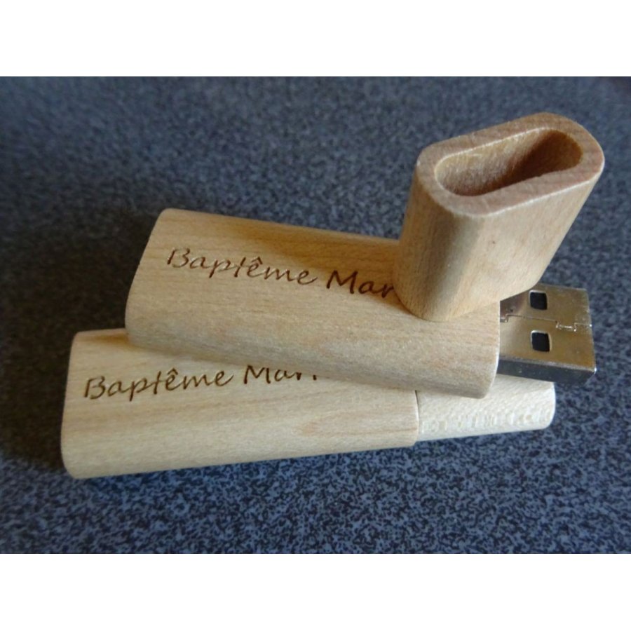 Kleine gegraveerde houten USB-sleutel om te personaliseren