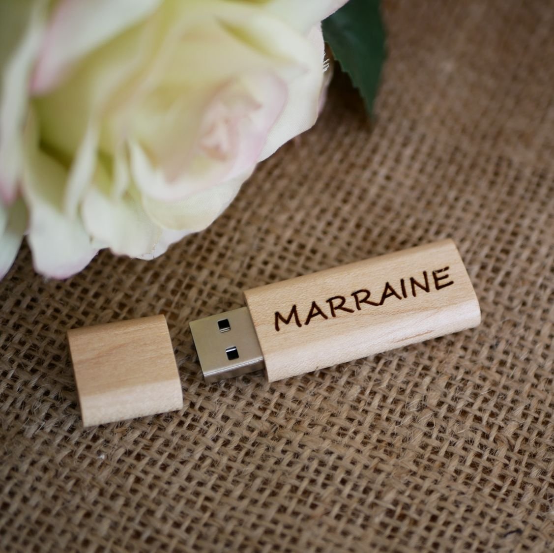 Kleine gegraveerde houten USB-sleutel om te personaliseren