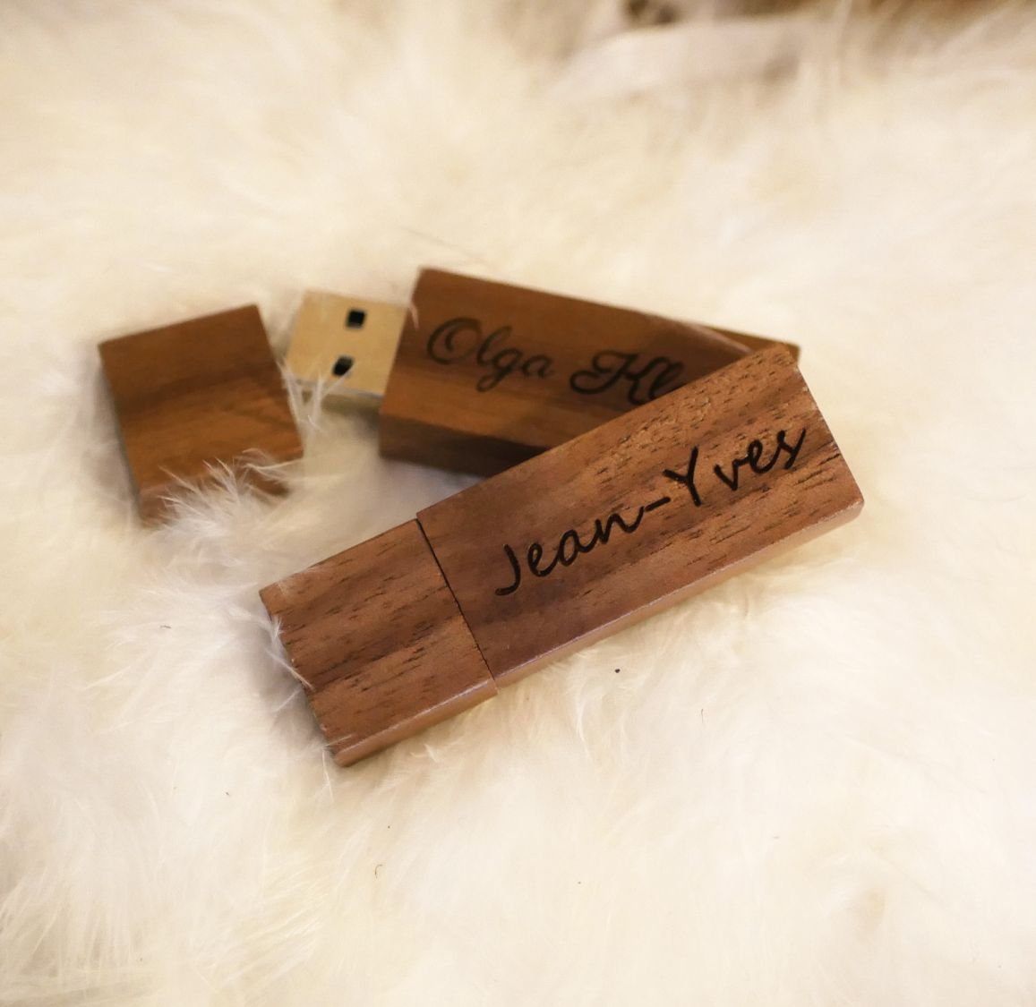 Kleine gegraveerde walnoothouten USB-sleutel om te personaliseren