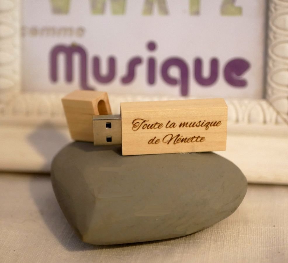 Kleine USB-stick van 16 GB in blank hout die kan worden gepersonaliseerd voor een uniek geschenk.