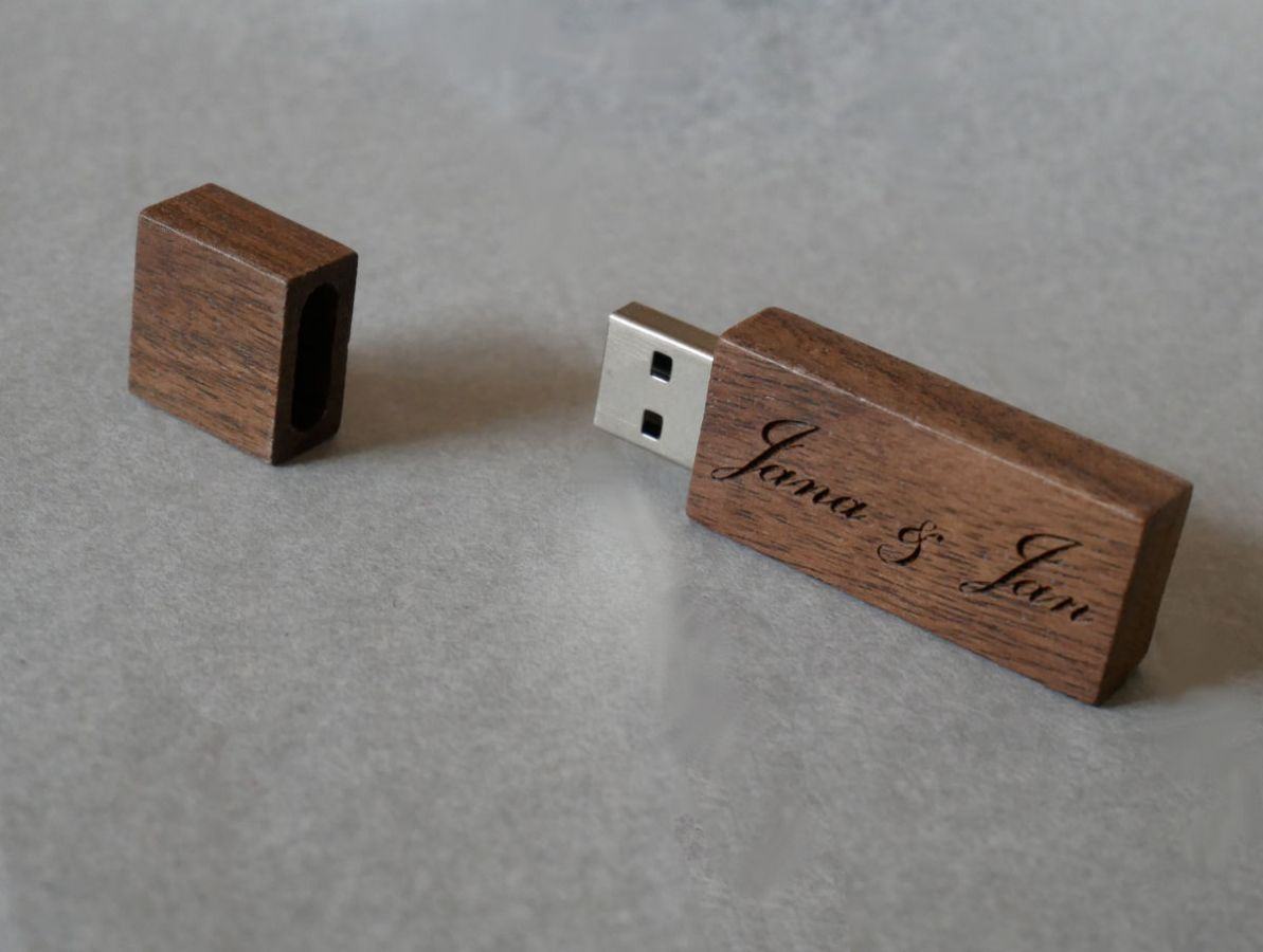 Kleine gegraveerde walnoothouten USB-sleutel om te personaliseren