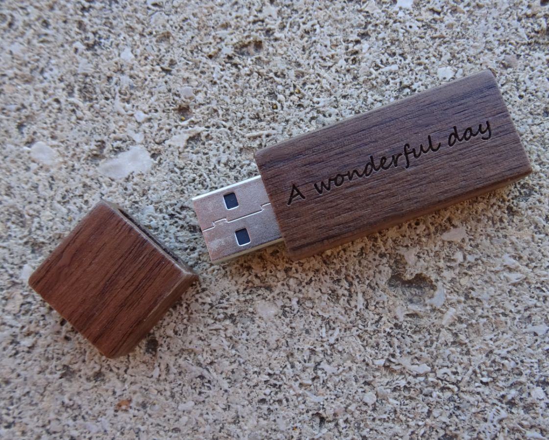 Kleine gegraveerde walnoothouten USB-sleutel om te personaliseren
