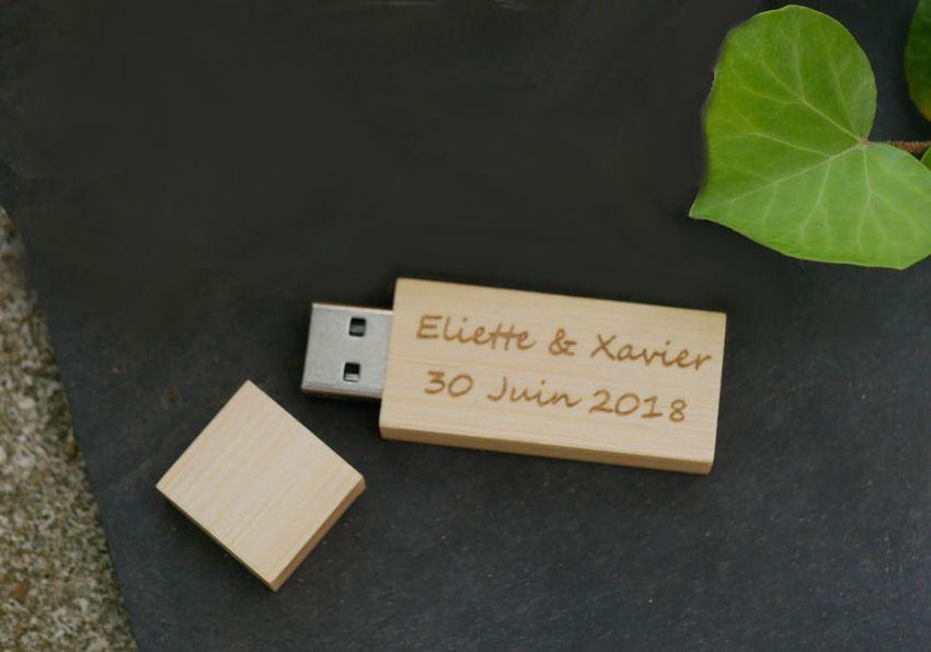 Kleine USB-stick van 16 GB in blank hout die kan worden gepersonaliseerd voor een uniek geschenk.