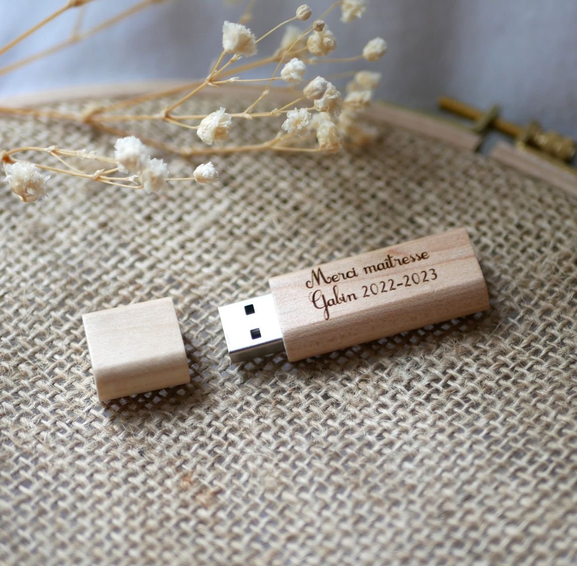 Kleine gegraveerde houten USB-sleutel om te personaliseren