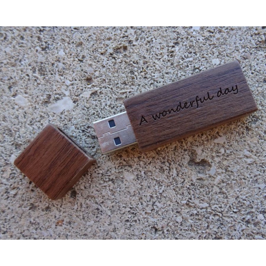 Kleine gegraveerde walnoothouten USB-sleutel om te personaliseren