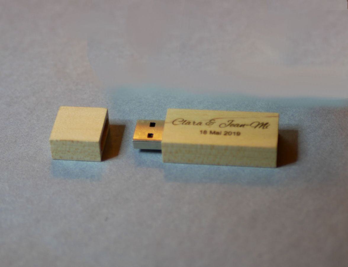 Kleine USB-stick van 16 GB in blank hout die kan worden gepersonaliseerd voor een uniek geschenk.