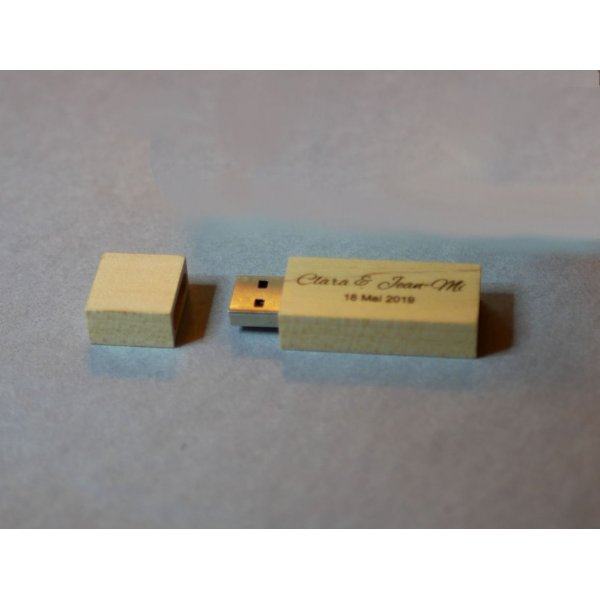 Kleine USB-stick van 16 GB in blank hout die kan worden gepersonaliseerd voor een uniek geschenk.