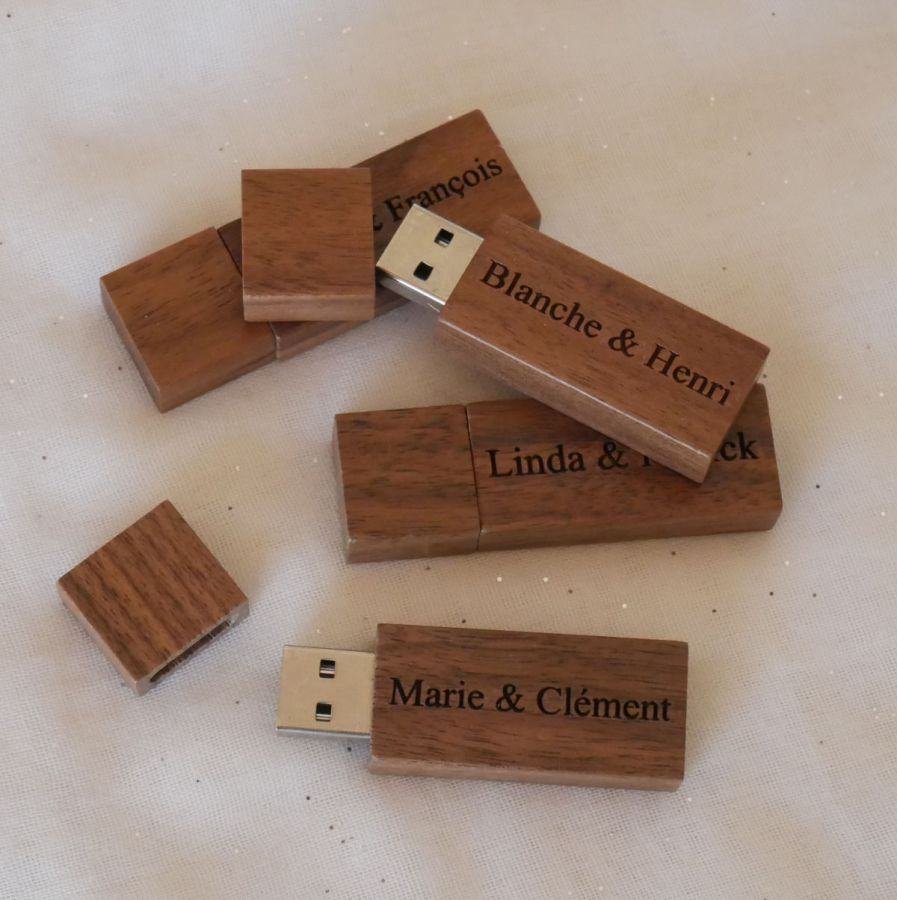 Kleine gegraveerde walnoothouten USB-sleutel om te personaliseren