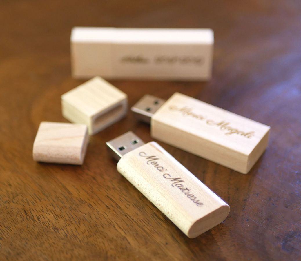 Kleine USB-stick van 16 GB in blank hout die kan worden gepersonaliseerd voor een uniek geschenk.