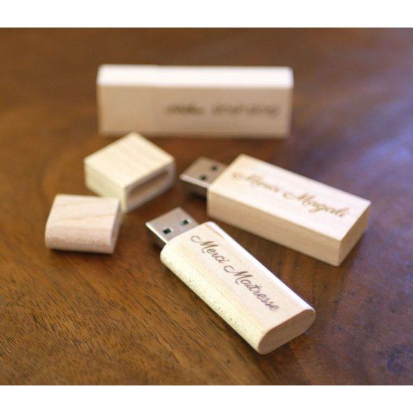 Kleine USB-stick van 16 GB in blank hout die kan worden gepersonaliseerd voor een uniek geschenk.