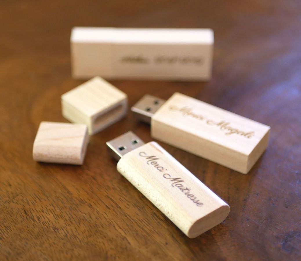Kleine USB-stick van 16 GB in blank hout die kan worden gepersonaliseerd voor een uniek geschenk.