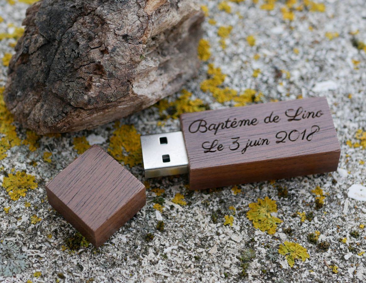 Kleine gegraveerde walnoothouten USB-sleutel om te personaliseren