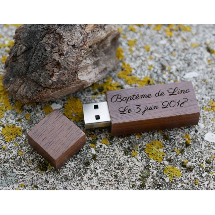 Kleine gegraveerde walnoothouten USB-sleutel om te personaliseren