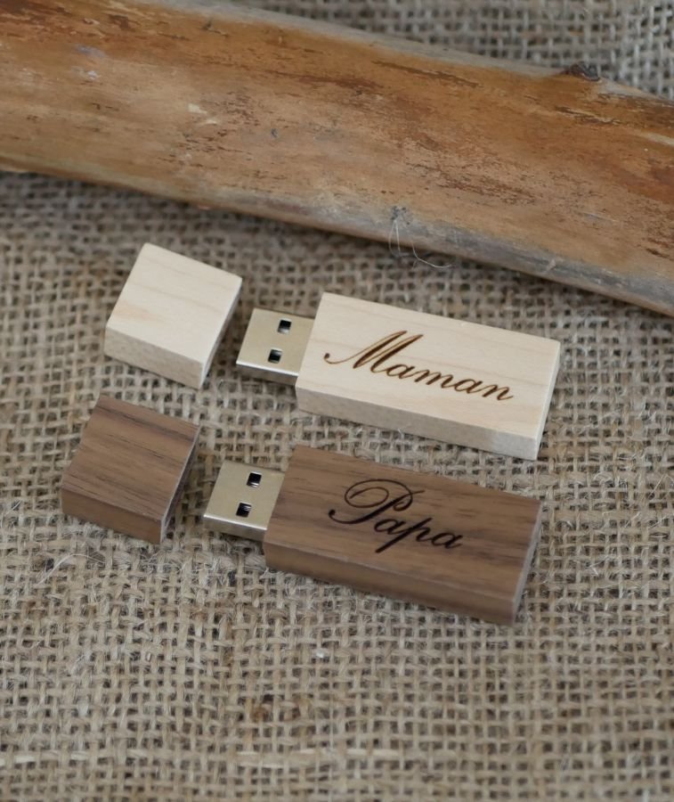 Kleine USB-stick van 16 GB in blank hout die kan worden gepersonaliseerd voor een uniek geschenk.