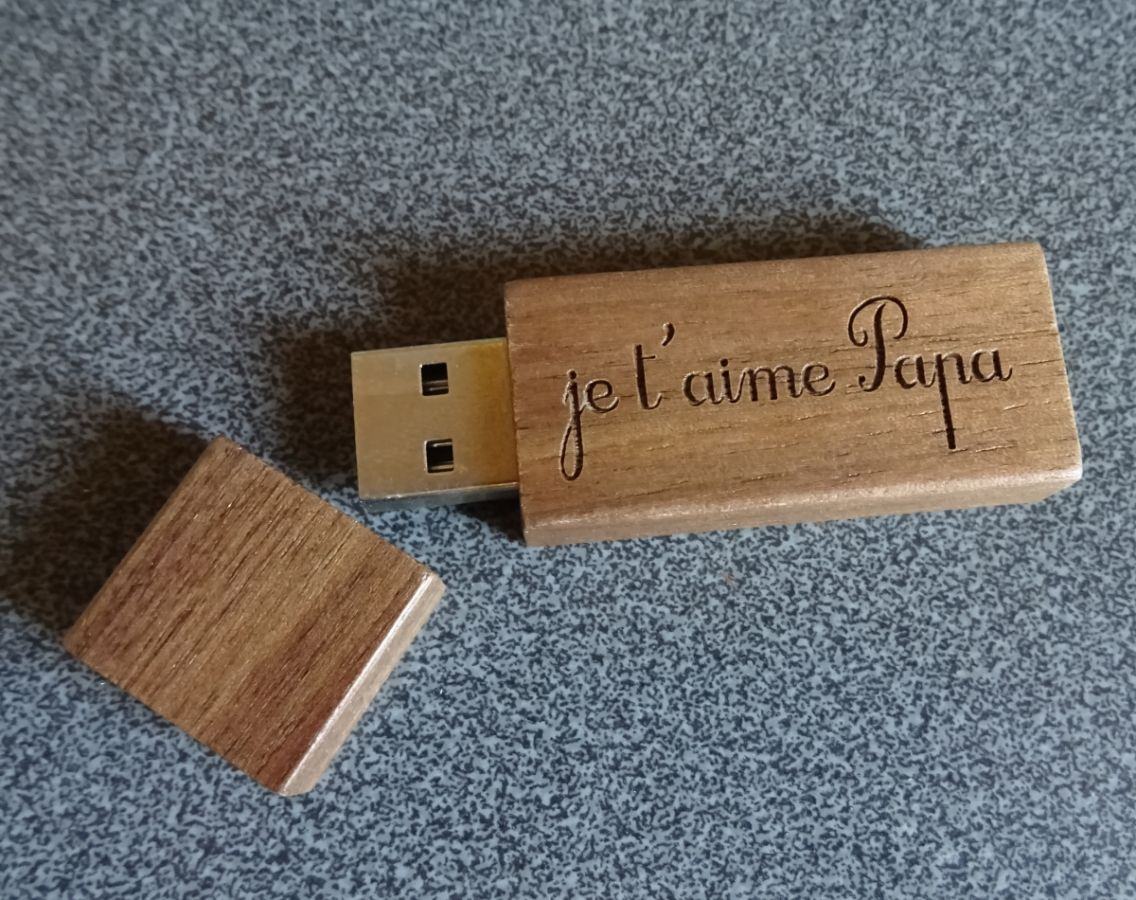 Kleine gegraveerde walnoothouten USB-sleutel om te personaliseren