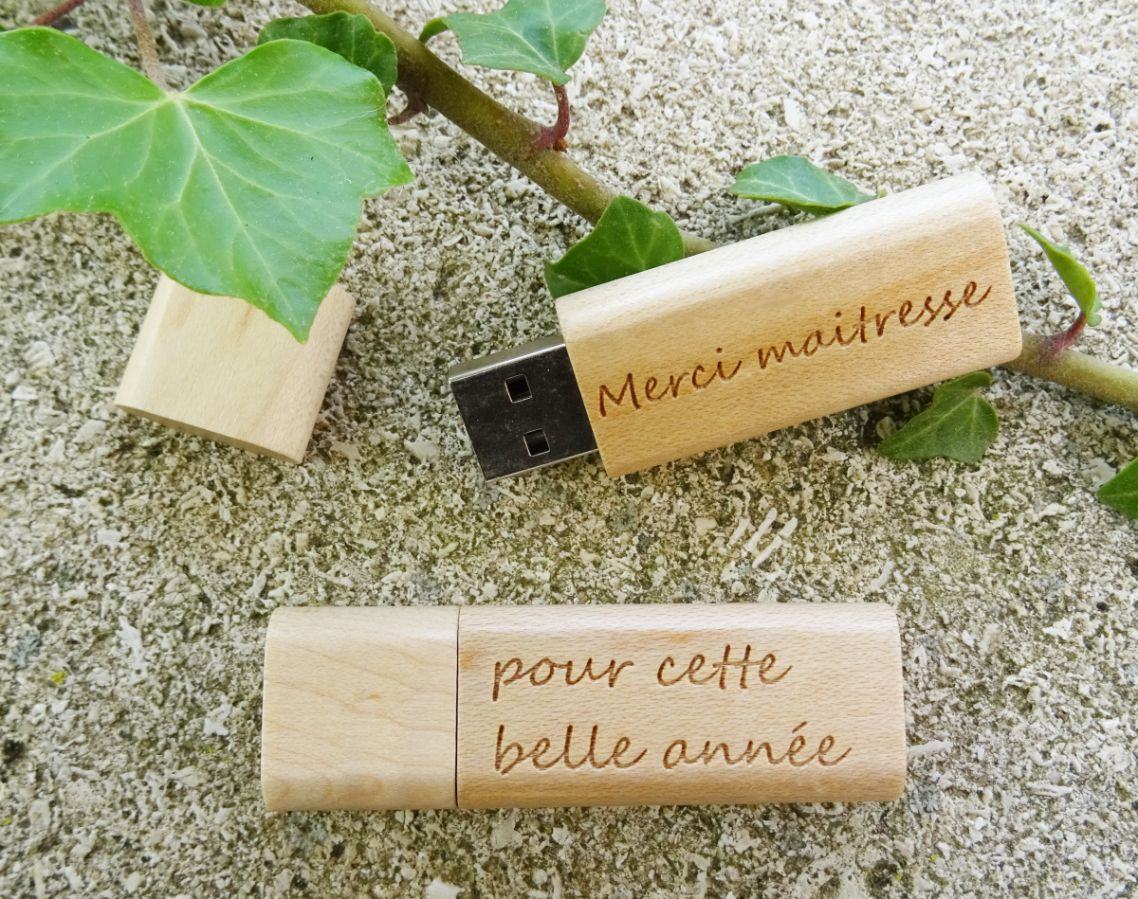 Kleine gegraveerde houten USB-sleutel om te personaliseren