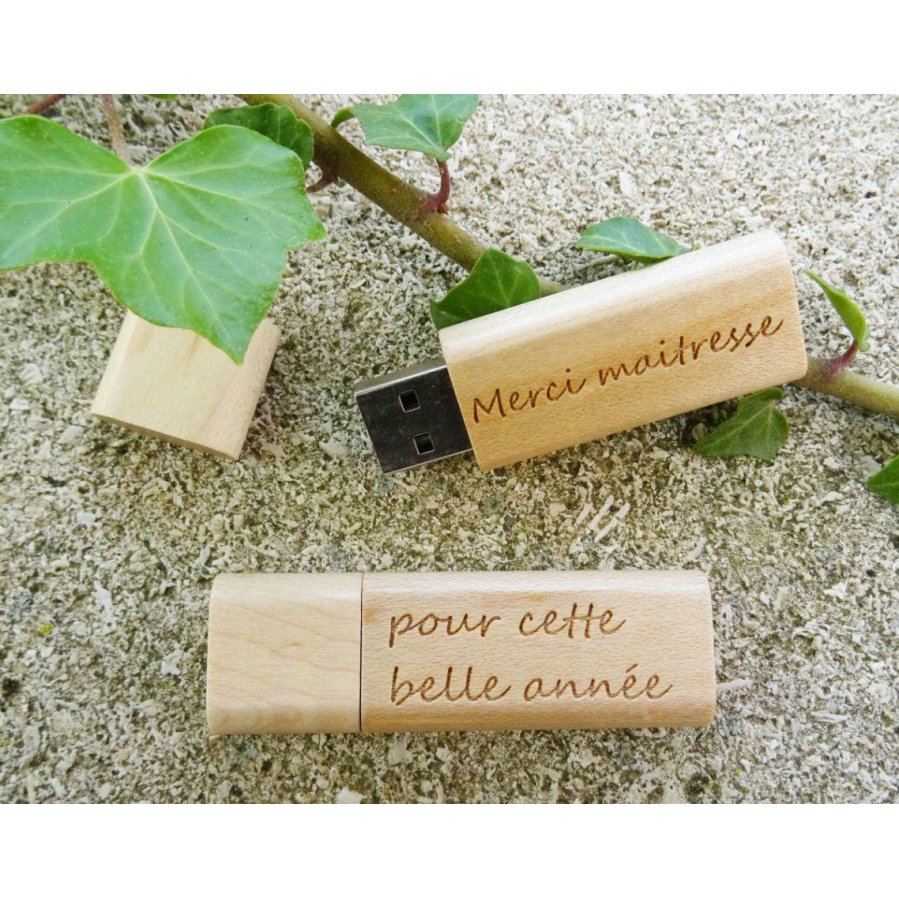 Kleine gegraveerde houten USB-sleutel om te personaliseren