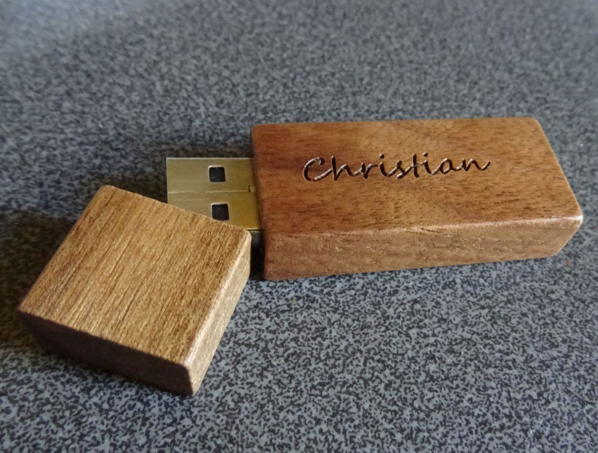 Kleine gegraveerde walnoothouten USB-sleutel om te personaliseren