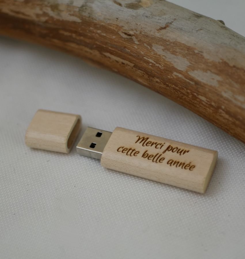 Kleine gegraveerde houten USB-sleutel om te personaliseren