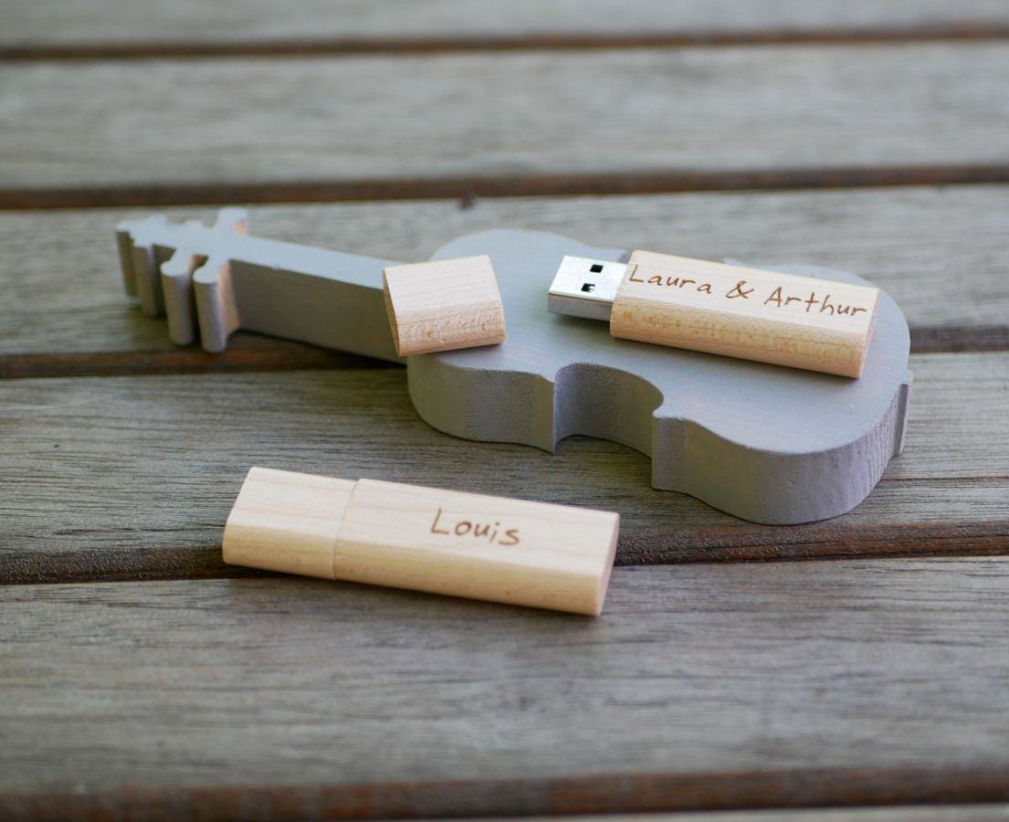 Kleine gegraveerde houten USB-sleutel om te personaliseren