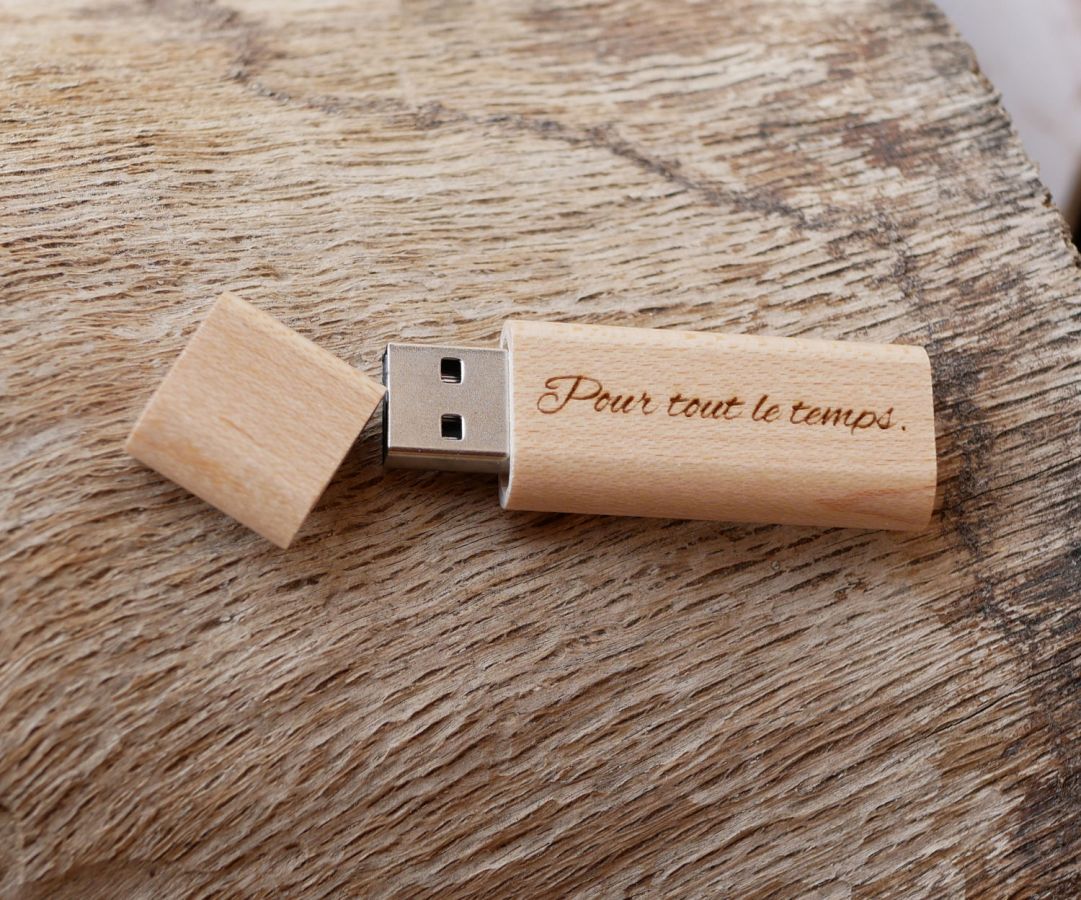 Kleine gegraveerde houten USB-sleutel om te personaliseren