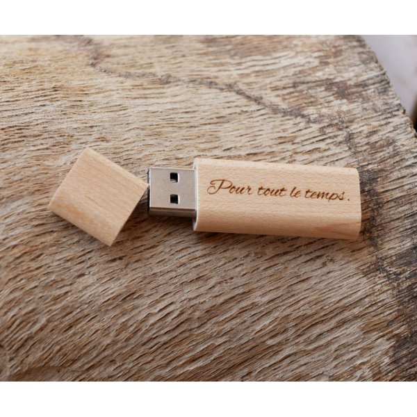Kleine gegraveerde houten USB-sleutel om te personaliseren