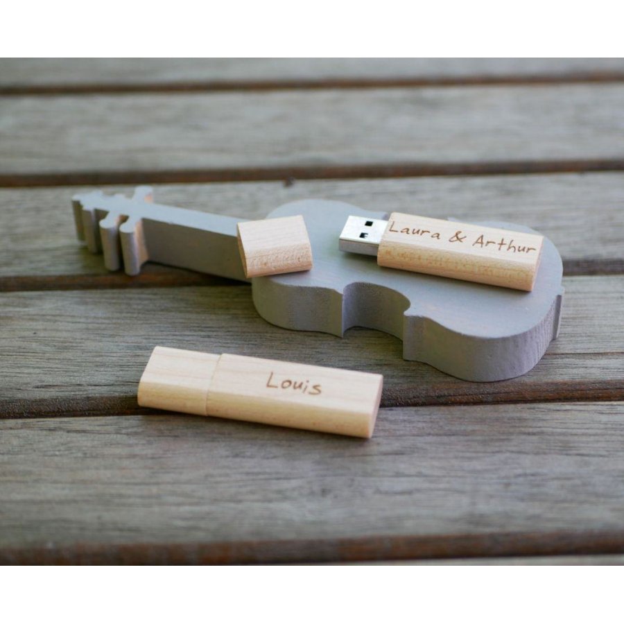 Kleine gegraveerde houten USB-sleutel om te personaliseren