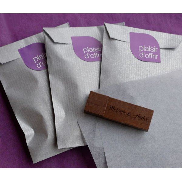 Kleine gegraveerde walnoothouten USB-sleutel om te personaliseren