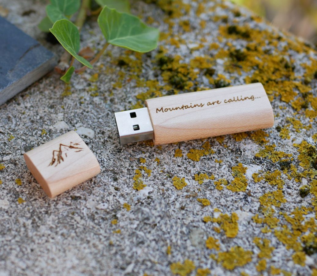 Kleine gegraveerde houten USB-sleutel om te personaliseren
