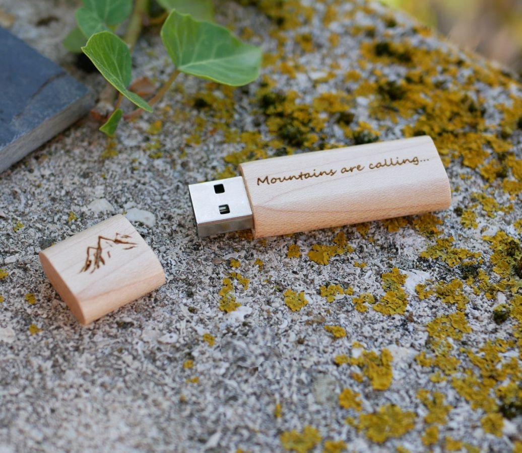 Kleine gegraveerde houten USB-sleutel om te personaliseren