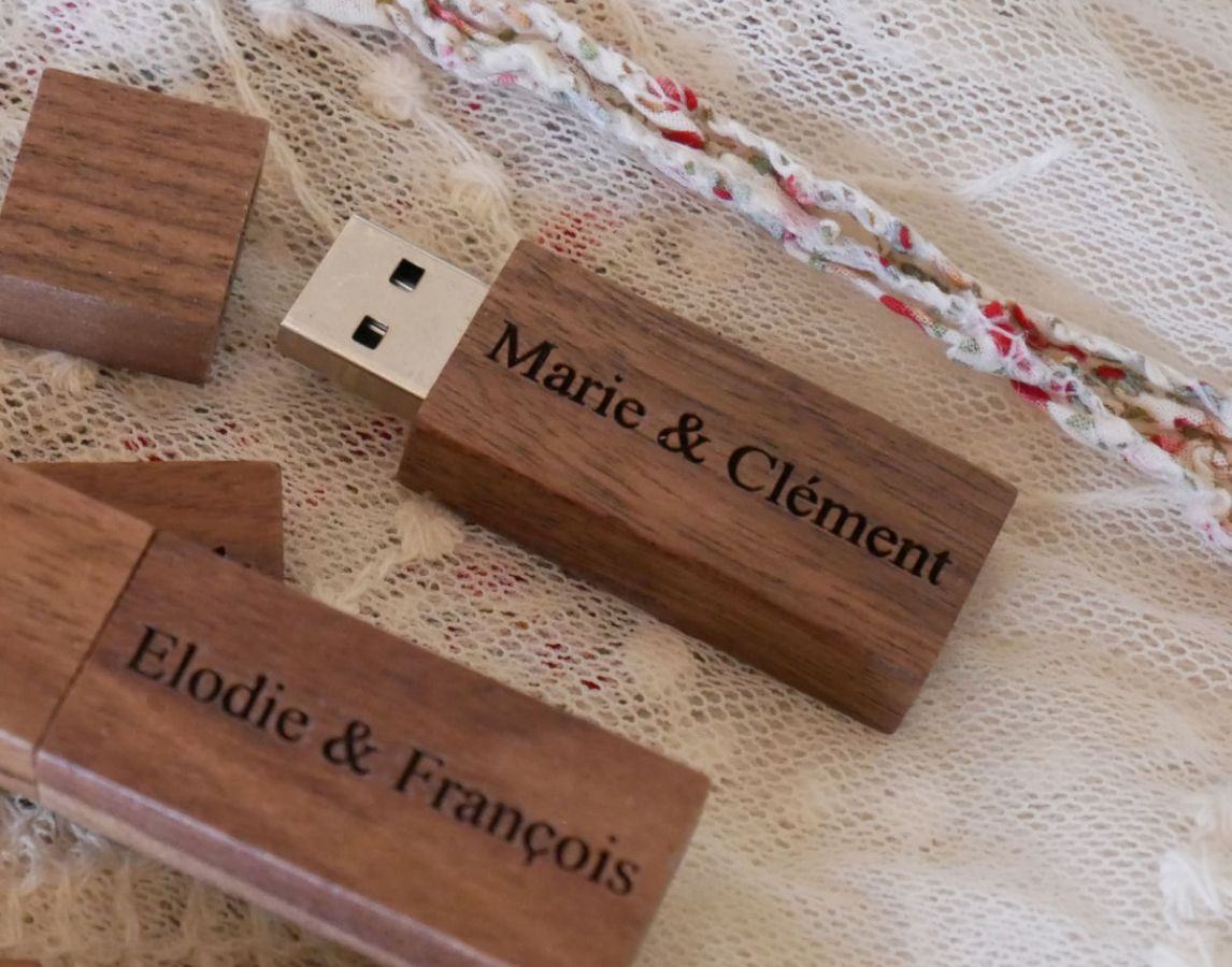 Kleine gegraveerde walnoothouten USB-sleutel om te personaliseren