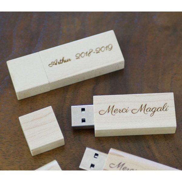 Kleine USB-stick van 16 GB in blank hout die kan worden gepersonaliseerd voor een uniek geschenk.
