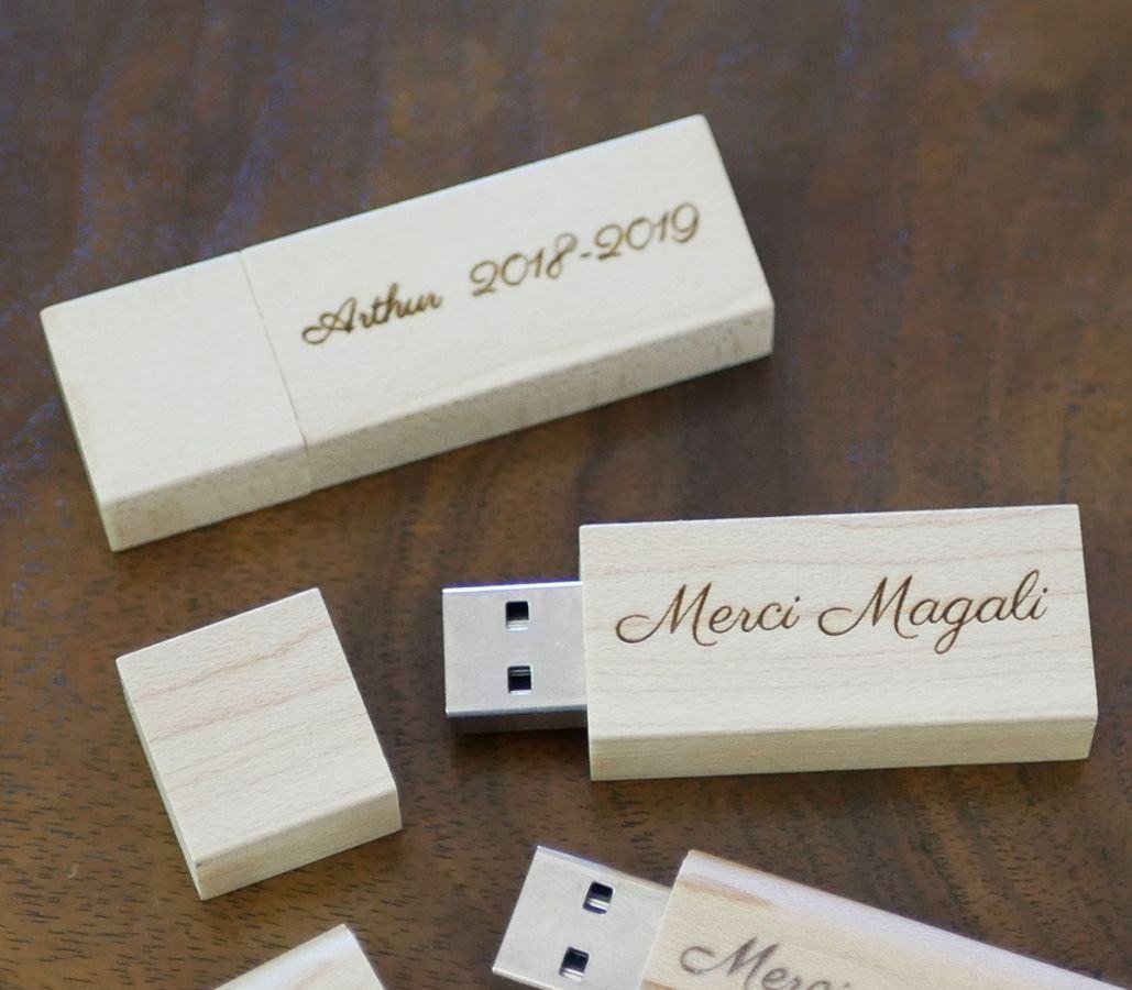 Kleine USB-stick van 16 GB in blank hout die kan worden gepersonaliseerd voor een uniek geschenk.