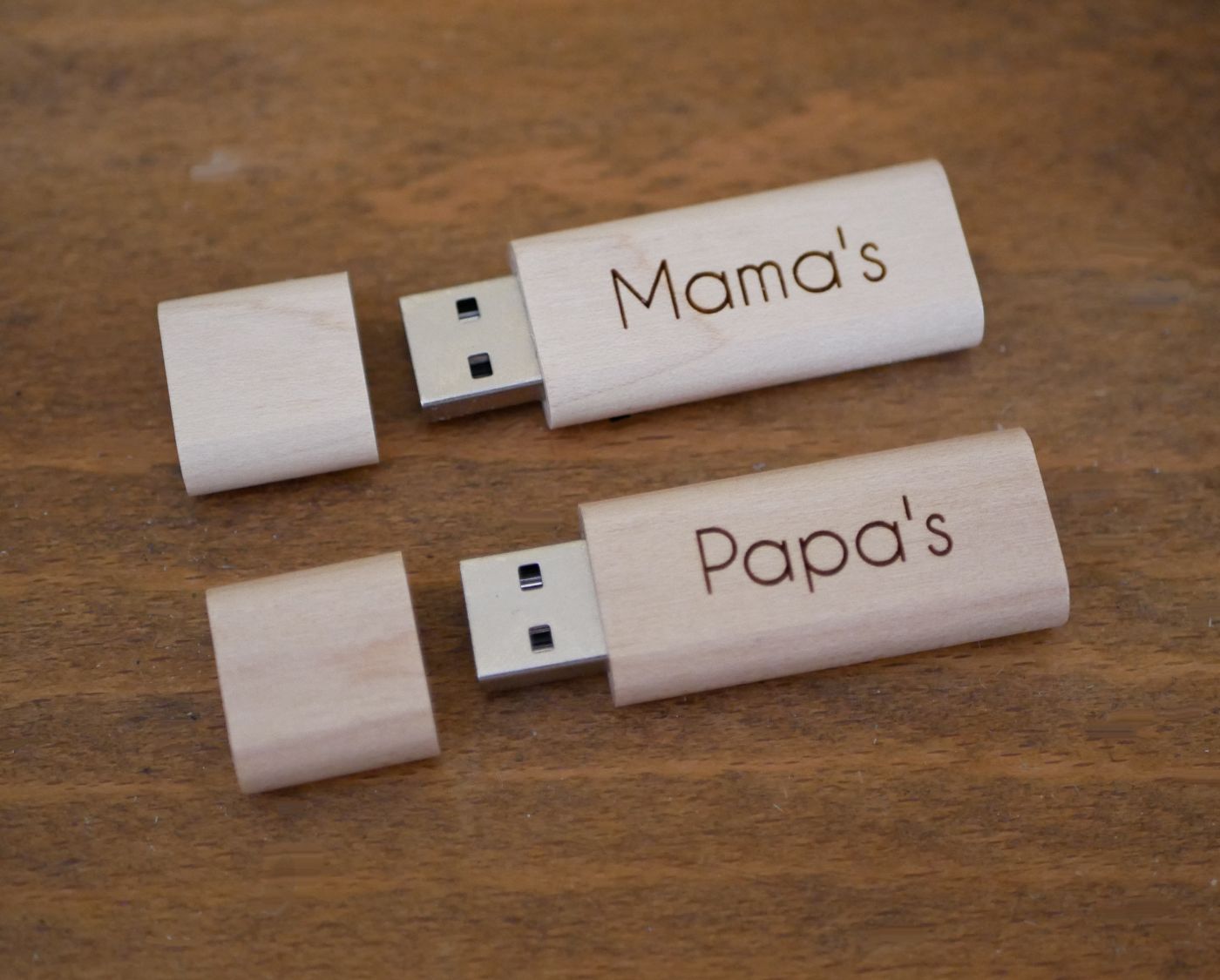 Kleine gegraveerde houten USB-sleutel om te personaliseren