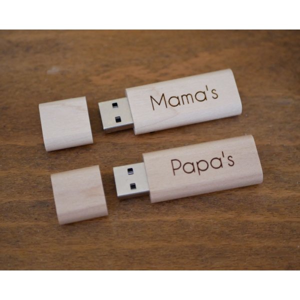 Kleine gegraveerde houten USB-sleutel om te personaliseren