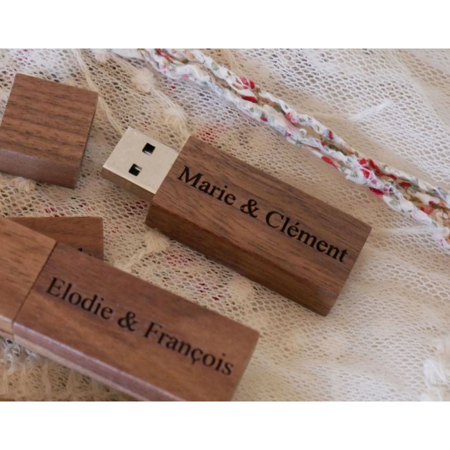 Kleine gegraveerde walnoothouten USB-sleutel om te personaliseren