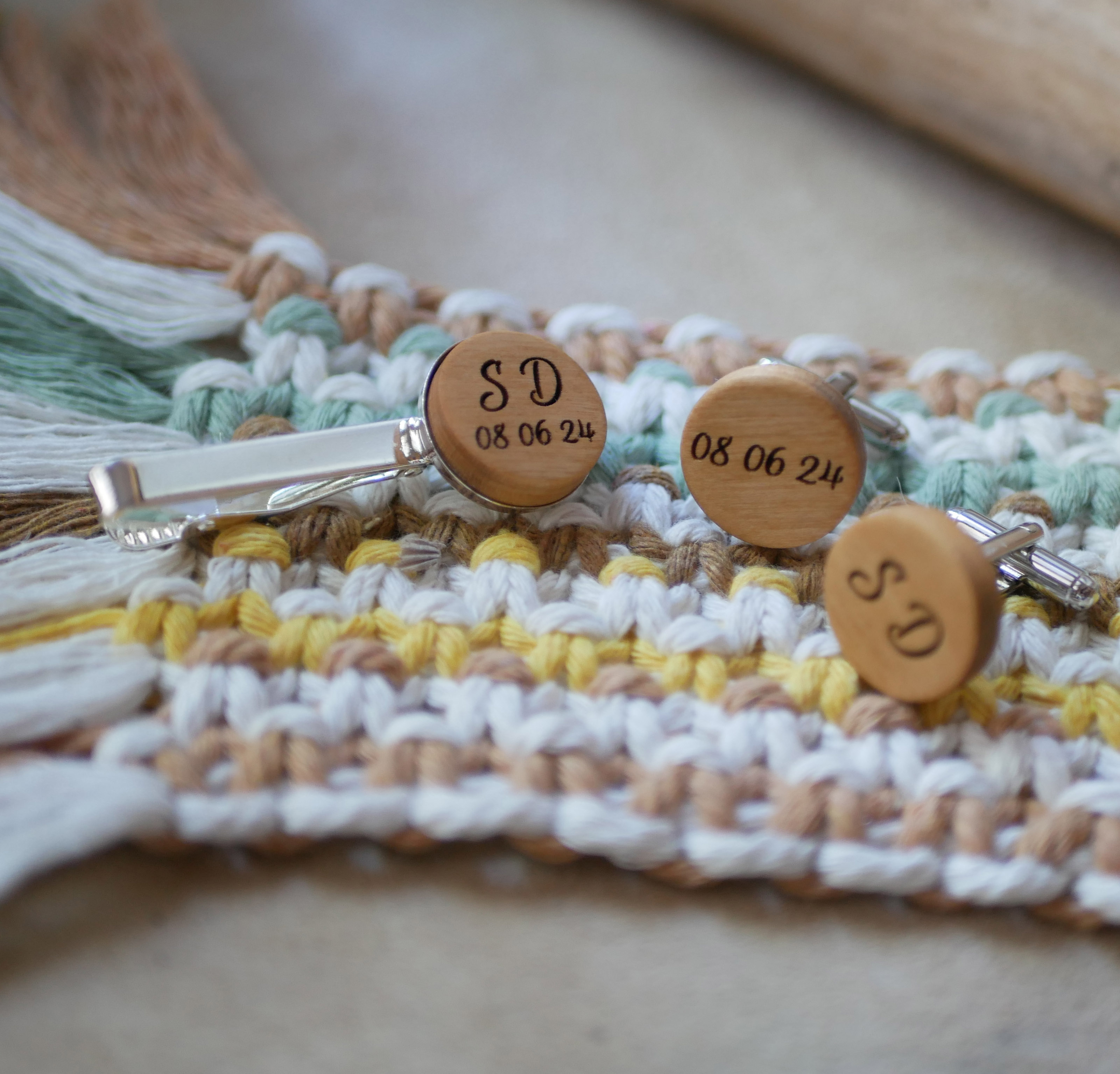 Dasschuif met gepersonaliseerde hout cabochon door gravure