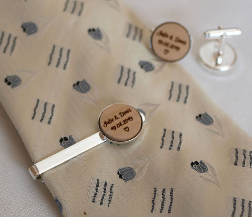 Dasschuif met gepersonaliseerde hout cabochon door gravure