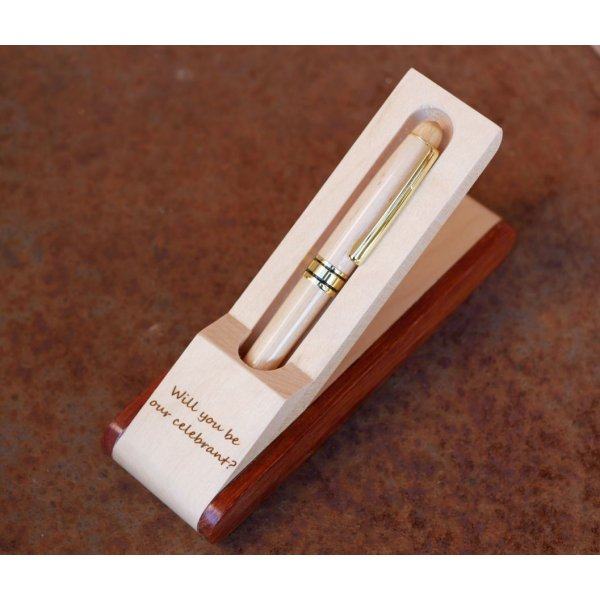 Houten pennendoosje met gegraveerde pen in een te personaliseren doosje 