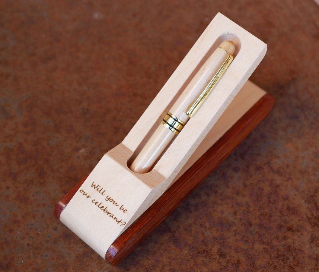 Houten pennendoosje met gegraveerde pen in een te personaliseren doosje 