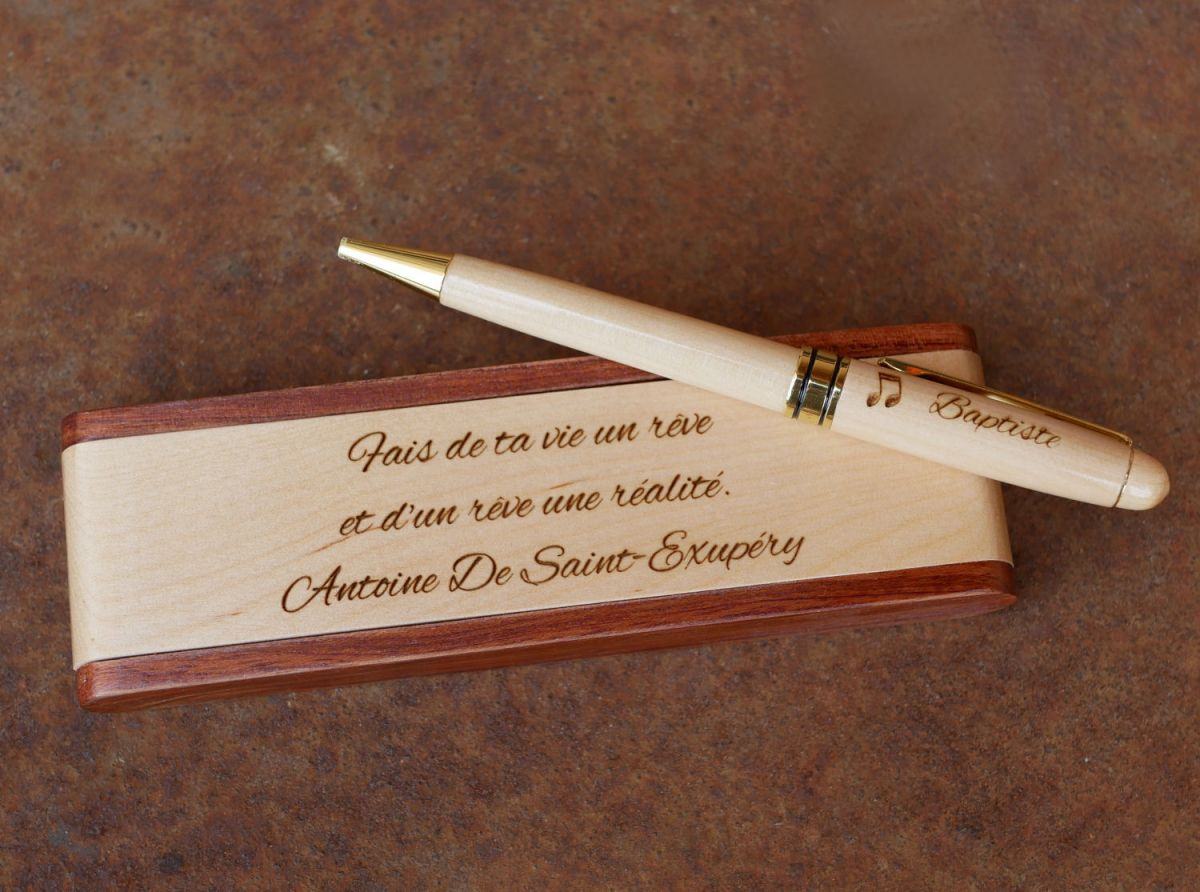 Houten pennendoosje met gegraveerde pen in een te personaliseren doosje 