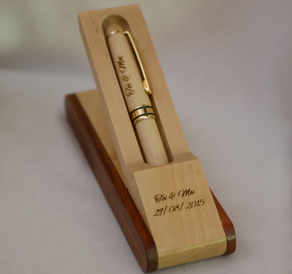 Houten pennendoosje met gegraveerde pen in een te personaliseren doosje 