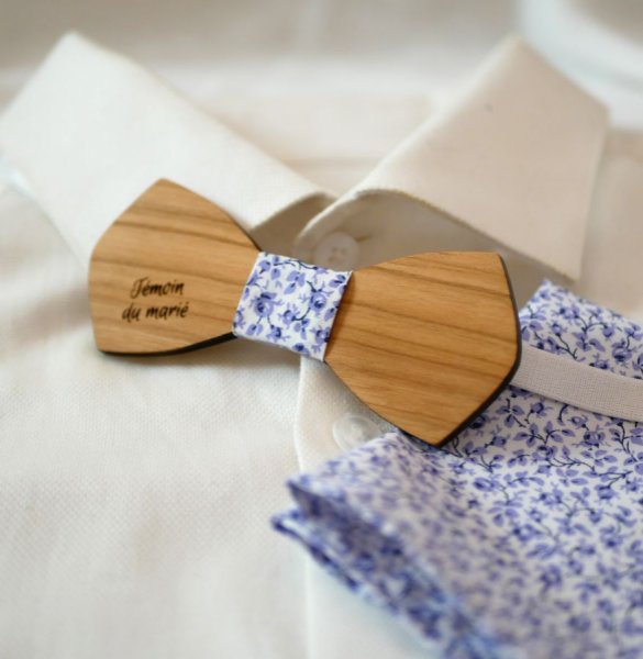 Mickael Liberty clutch bag met blauwe bloemen en houten strik, personaliseerbaar