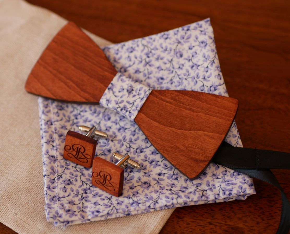 Mickael Liberty clutch bag met blauwe bloemen en houten strik, personaliseerbaar