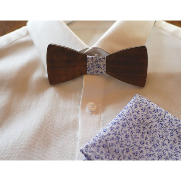 Mickael Liberty clutch bag met blauwe bloemen en houten strik, personaliseerbaar