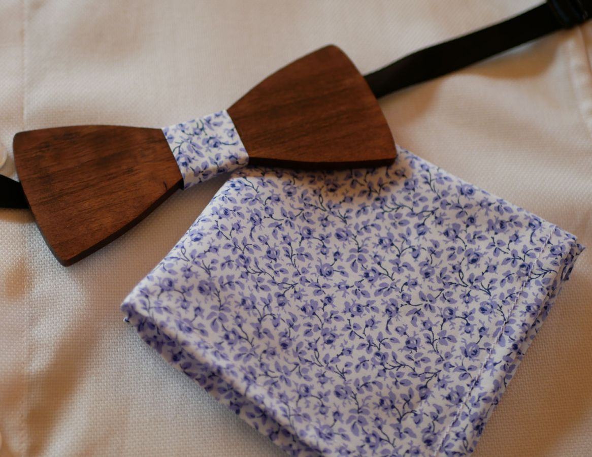 Mickael Liberty clutch bag met blauwe bloemen en houten strik, personaliseerbaar